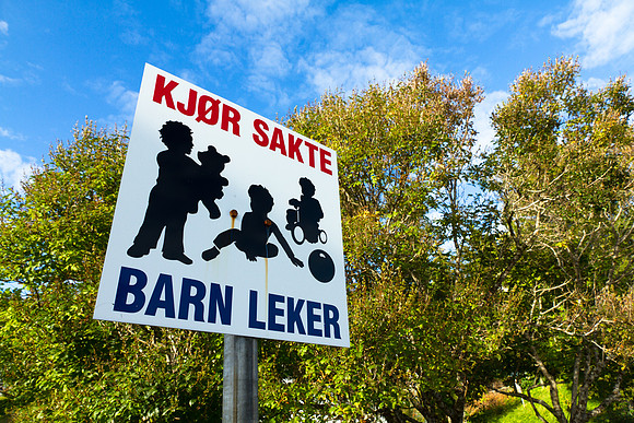 «Kjør sakte - barn leker»